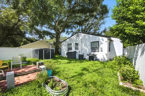 a view of a house with backyard