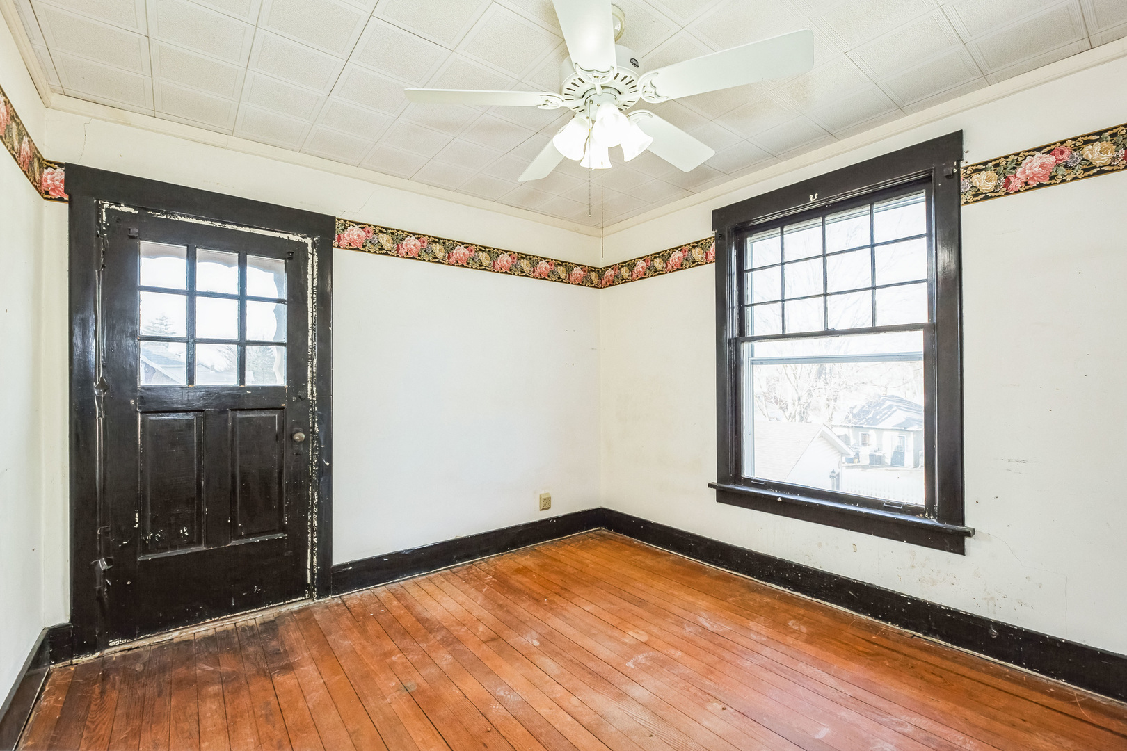 710 North 7th Street Rochelle, IL 61068 - Photo 20 of 32 an empty room with windows and closet