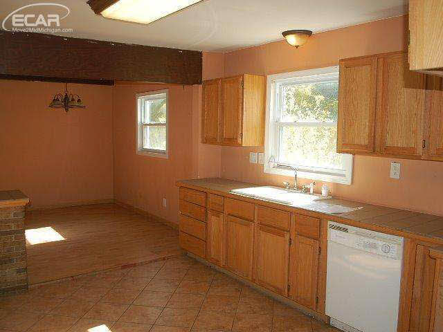 3220 North Genesee Road Flint, MI 48506 - Photo 10 of 22 20452520-9.JPG