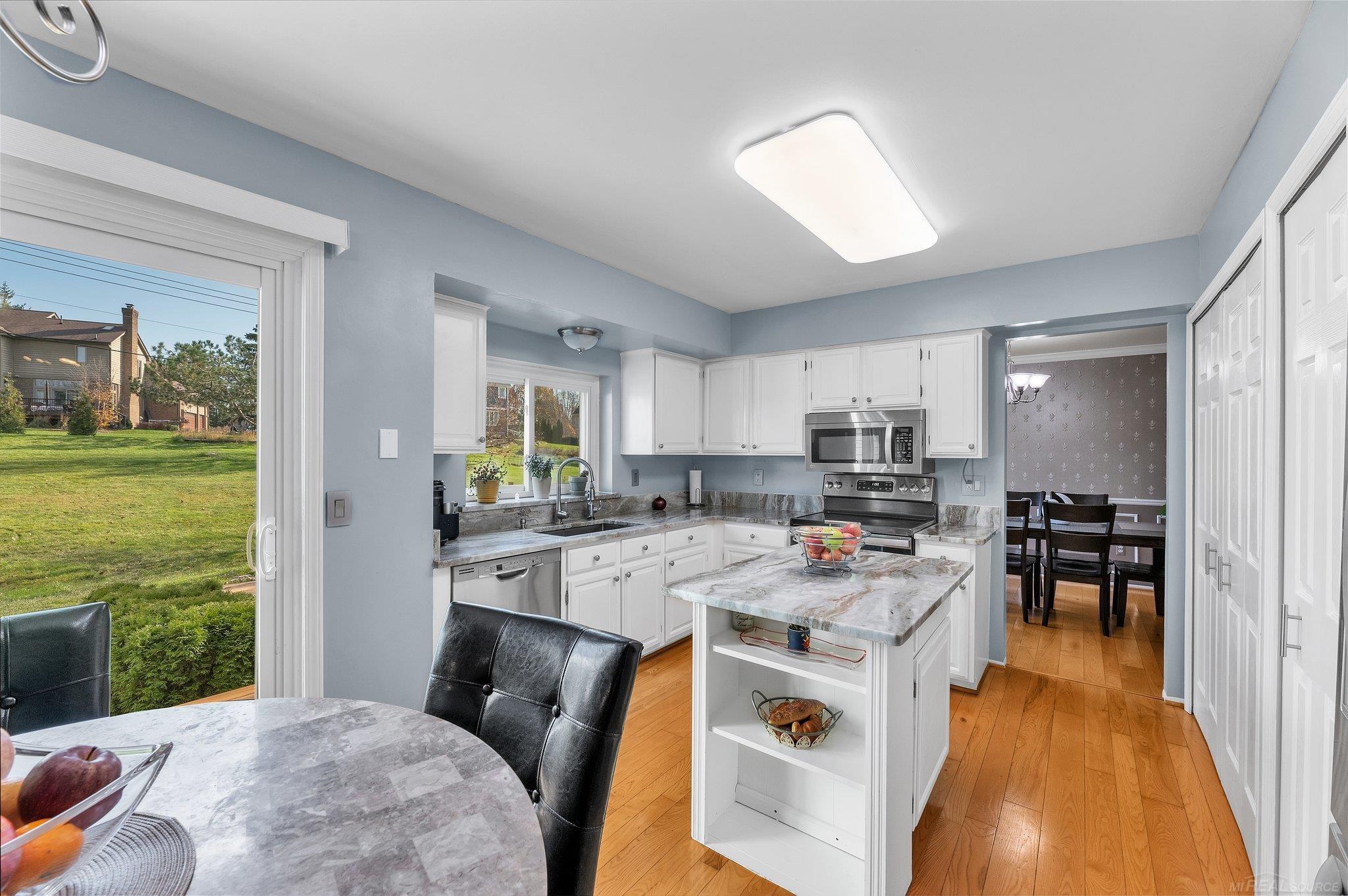 1636 Ridgecrest Rochester, MI 48306 - Photo 8 of 25 50127747-7.JPG
