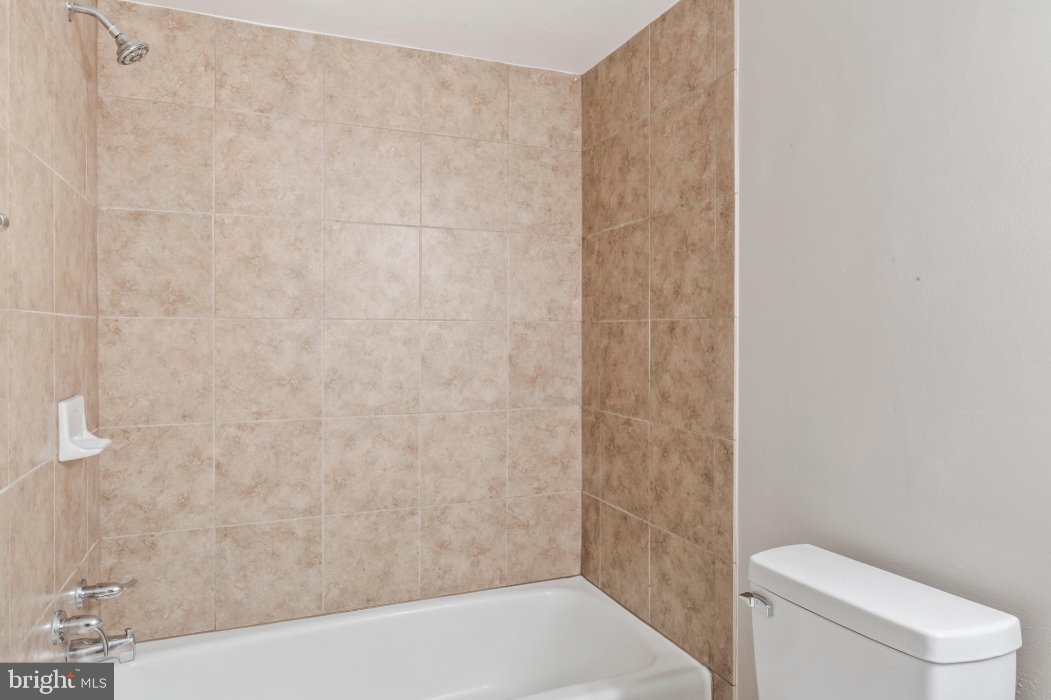 1422 Northgate Square, Unit 12B Reston, VA 20190 - Photo 16 of 36 Primary Bathroom