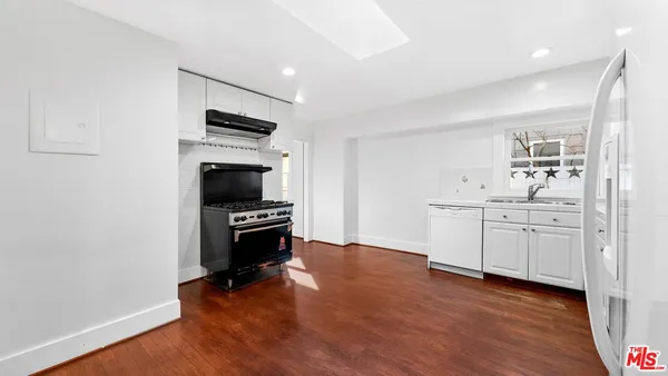 $9,300 | 915 Palms Boulevard, Venice, CA 90291