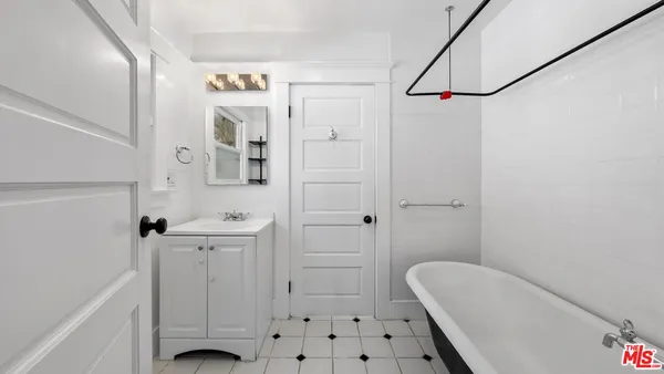 $9,300 | 915 Palms Boulevard, Venice, CA 90291