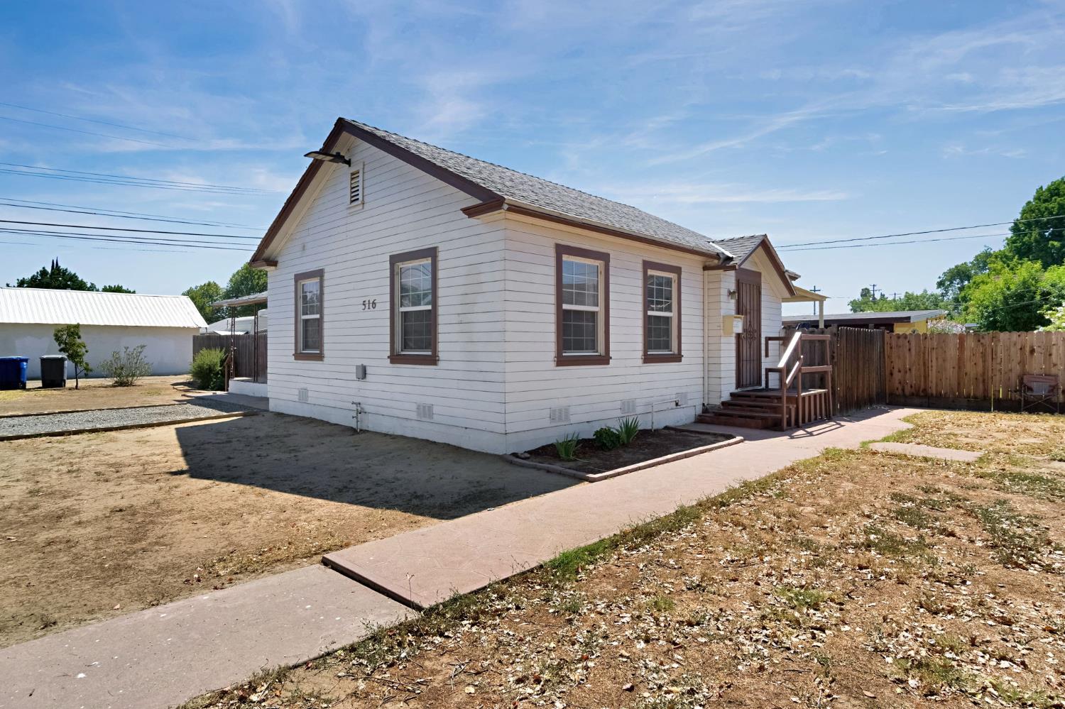 516 West 7th Street Madera, CA 93637 - Photo 1 of 34