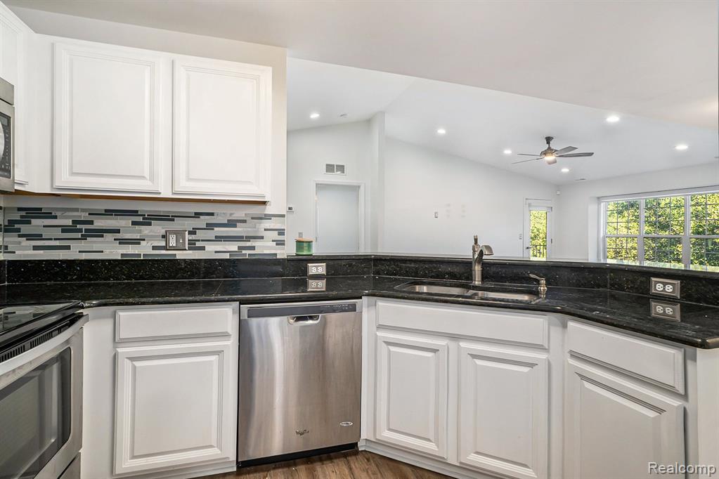 13439 Forest Ridge Boulevard Sterling Heights, MI 48313 - Photo 9 of 28