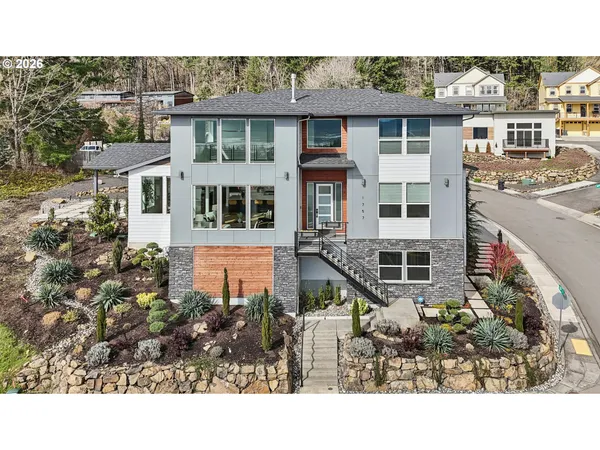 a black and white photo of a building