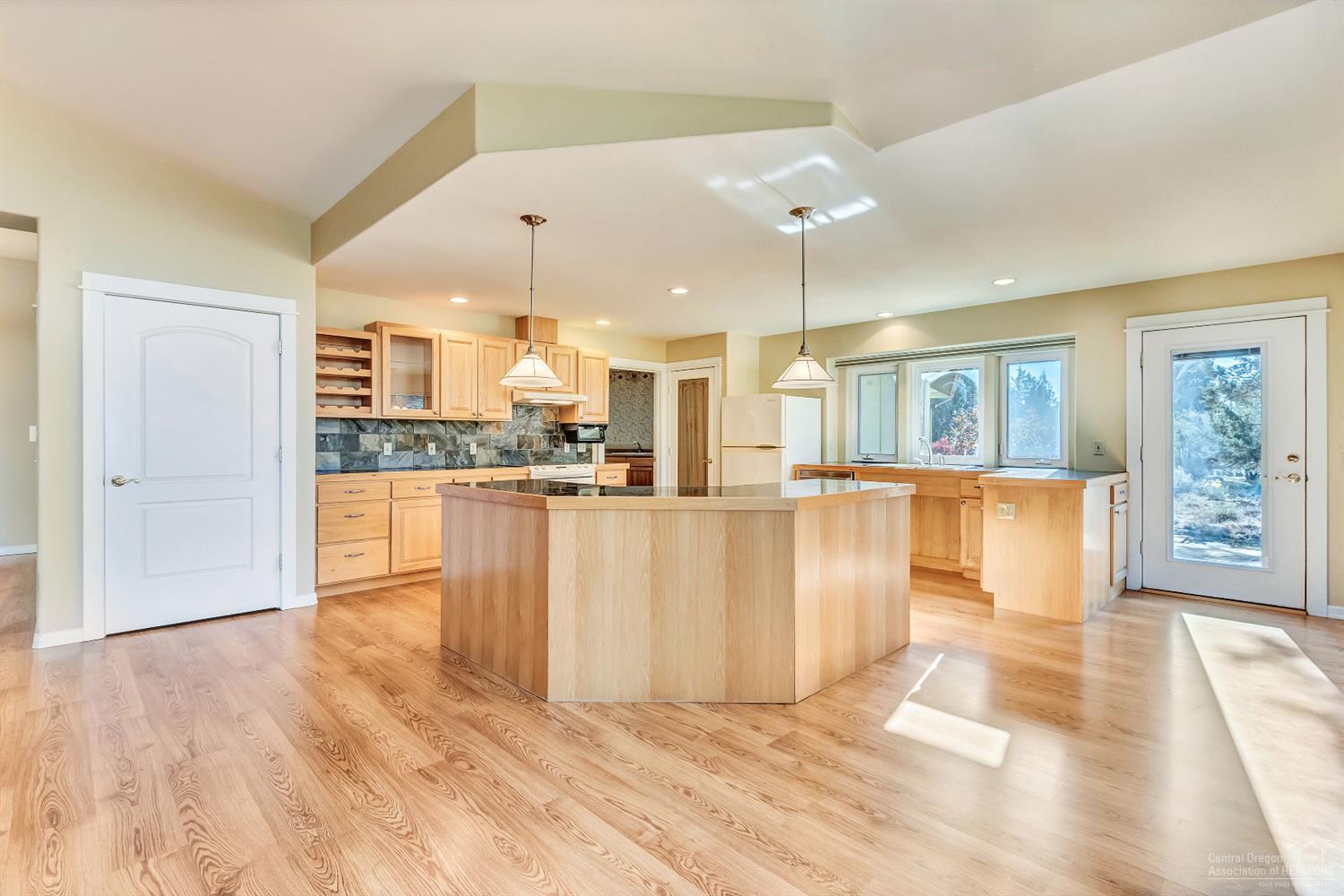 17550 Mountain View Road Sisters, OR 97759 - Photo 8 of 25 Additional Photo