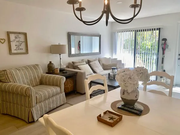 $2,300 | 602 Executive Center Drive, Unit 209, West Palm Beach, FL 33401