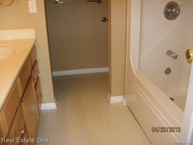 24825 Duff Road New Boston, MI 48164 - Photo 12 of 17 Master Bath.JPG