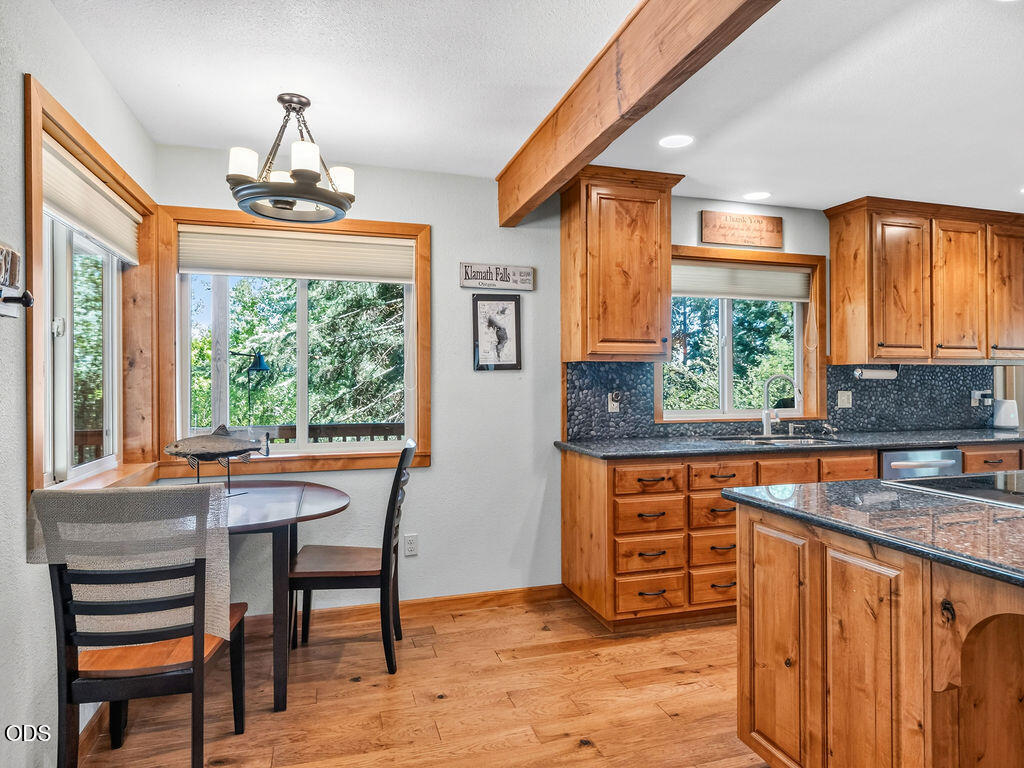 27458 Rocky Point Road Klamath Falls, OR 97601 - Photo 5 of 33