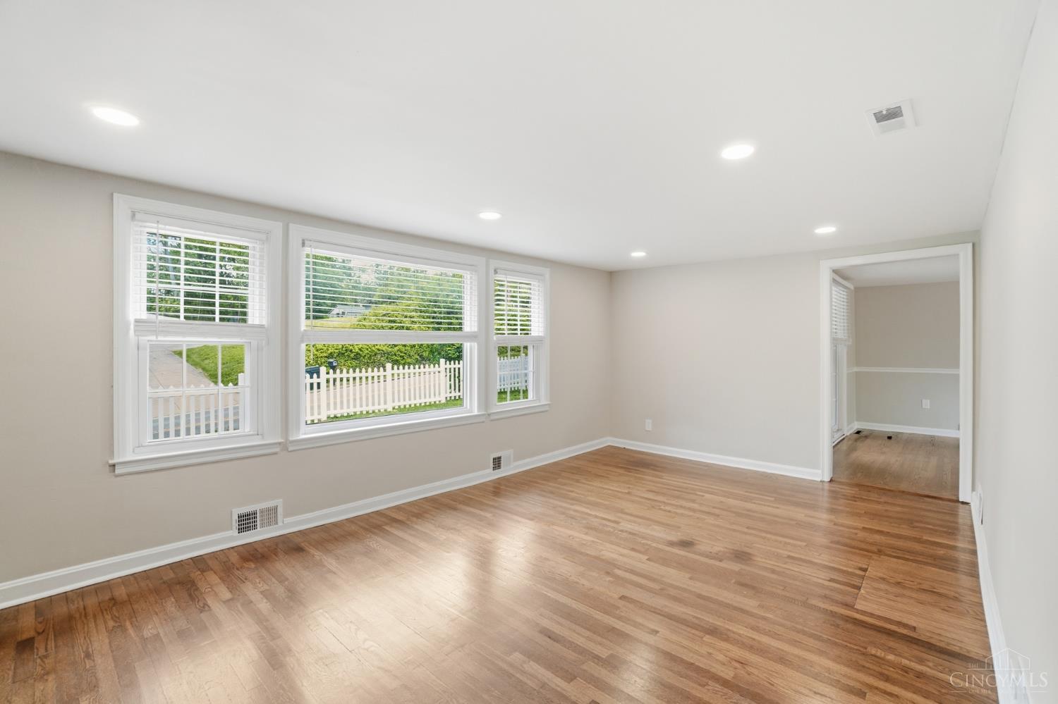 9808 Daly Road Cincinnati, OH 45231 - Photo 5 of 39