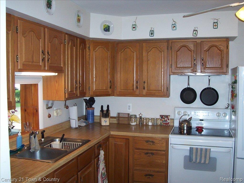 47880 Frederick Road Utica, MI 48317 - Photo 5 of 15 Updated Kitchen