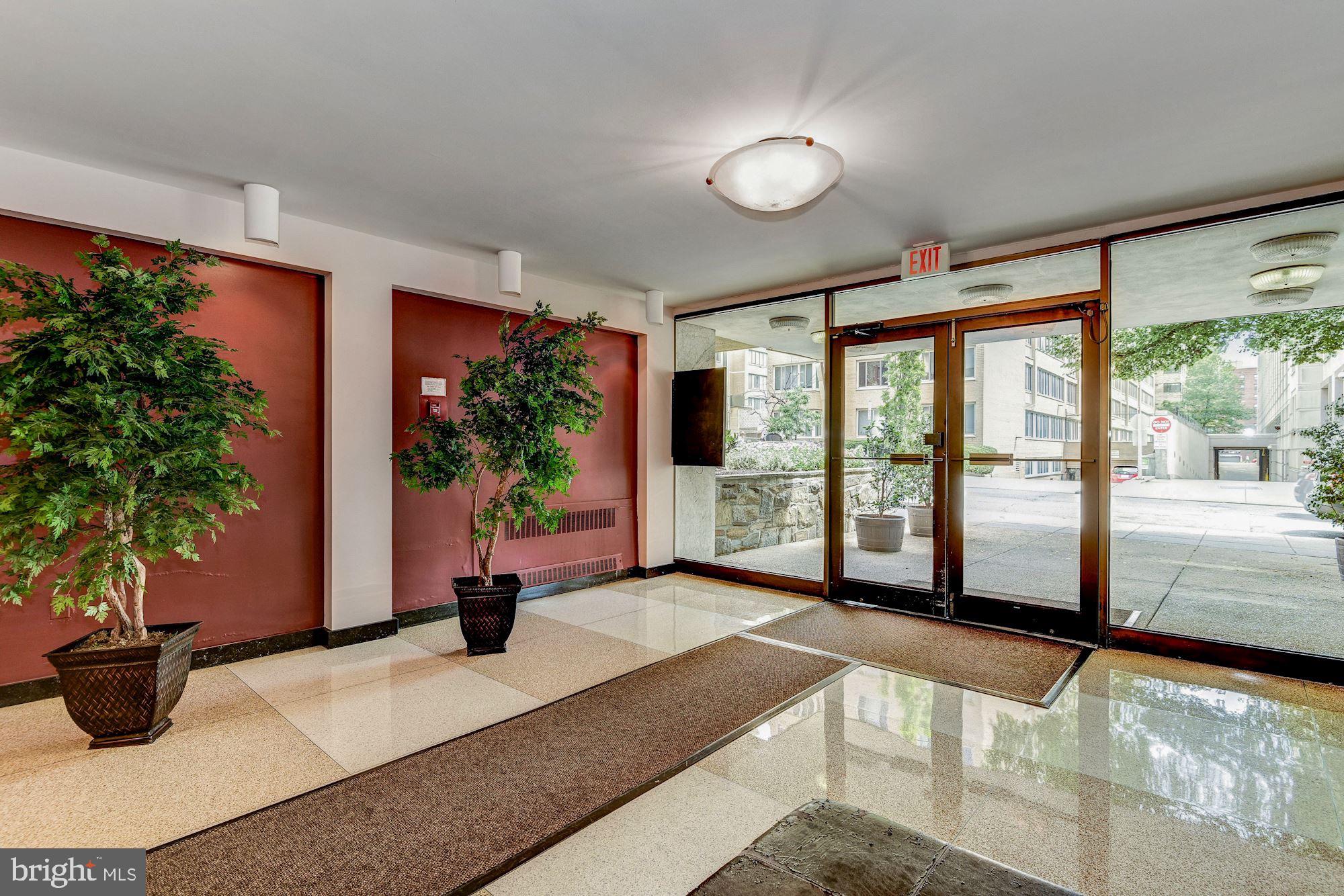 522 21st Street Northwest, Unit 903 Washington, DC 20037 - Photo 3 of 20 a living room with furniture and a potted plant