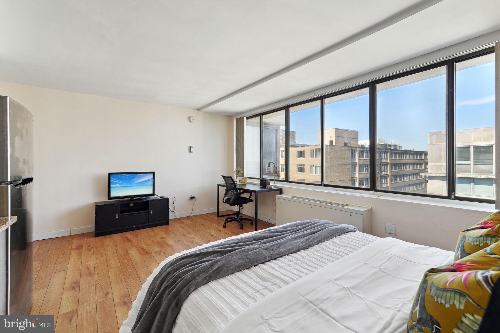 522 21st Street Northwest, Unit 903 Washington, DC 20037 - Photo 9 of 20 a bedroom with a large bed and a large window