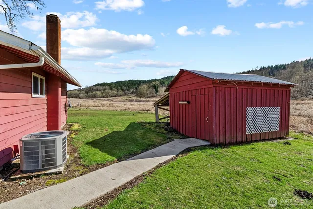 a view of a back yard