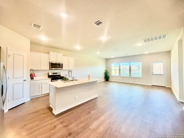 $2,350 | 21050 Gravel Keep, San Antonio, TX 78266