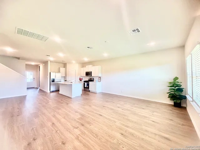 $2,350 | 21050 Gravel Keep, San Antonio, TX 78266