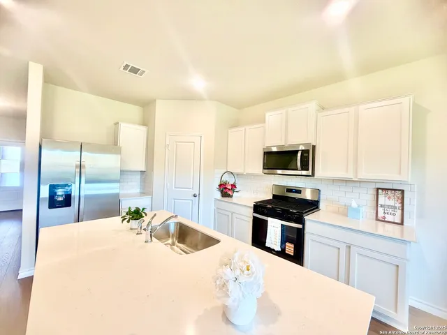 $2,350 | 21050 Gravel Keep, San Antonio, TX 78266