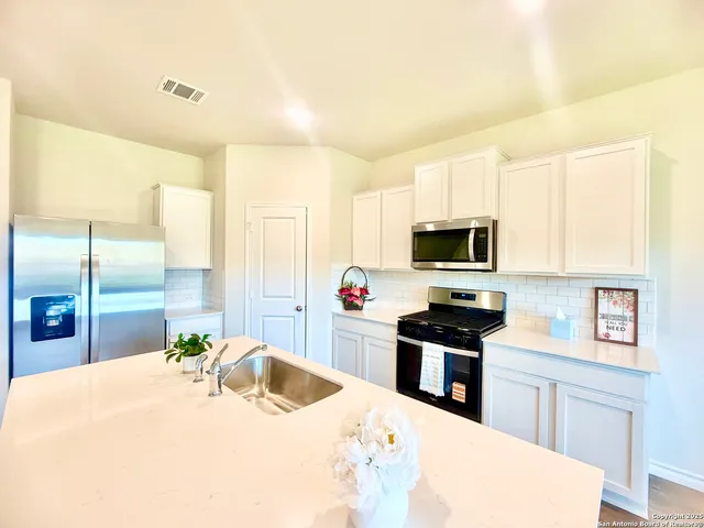 $2,350 | 21050 Gravel Keep, San Antonio, TX 78266