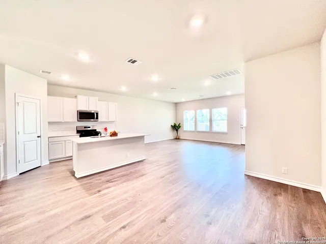 $2,350 | 21050 Gravel Keep, San Antonio, TX 78266