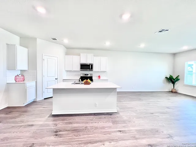 $2,350 | 21050 Gravel Keep, San Antonio, TX 78266