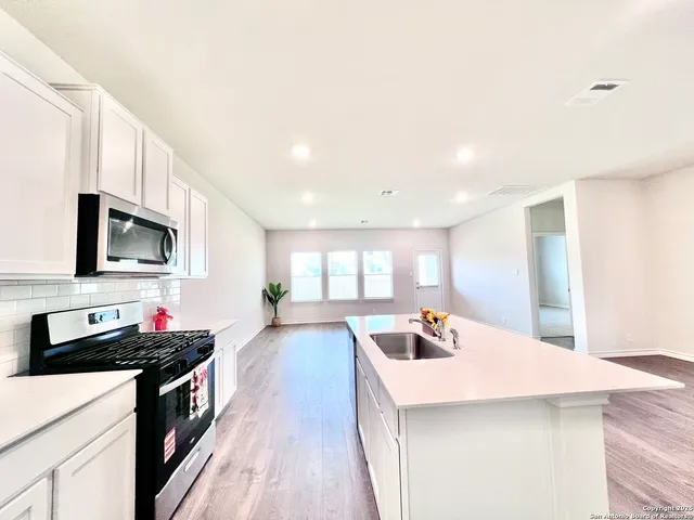 $2,350 | 21050 Gravel Keep, San Antonio, TX 78266