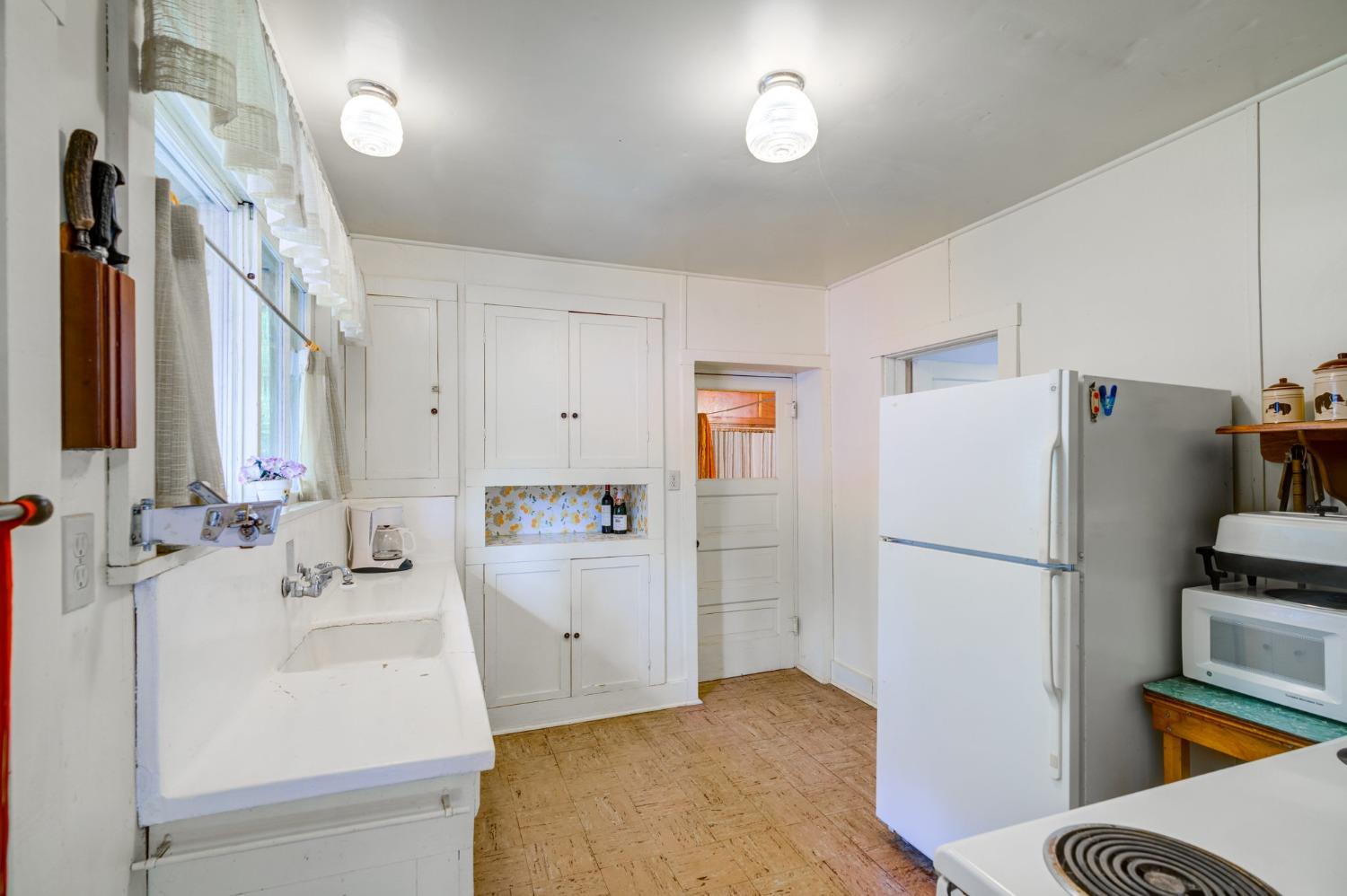50062 Poplar Road Oakhurst, CA 93644 - Photo 15 of 38 a bathroom with a sink toilet and a mirror
