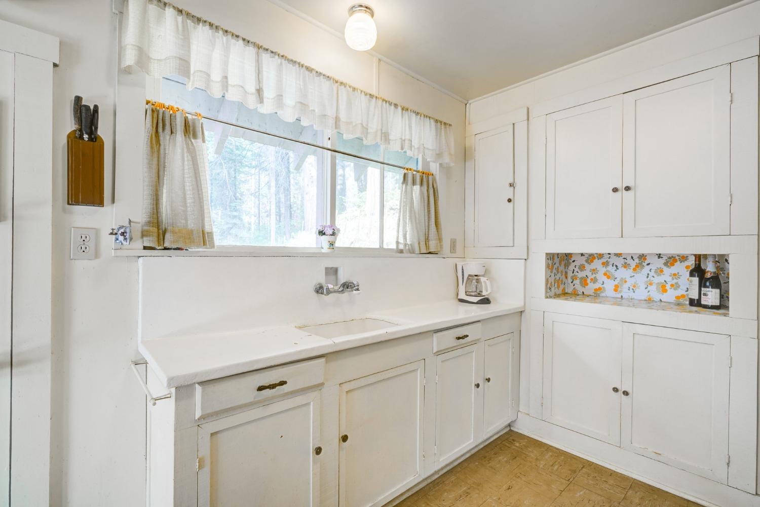 50062 Poplar Road Oakhurst, CA 93644 - Photo 18 of 38 a bathroom with a sink and a mirror