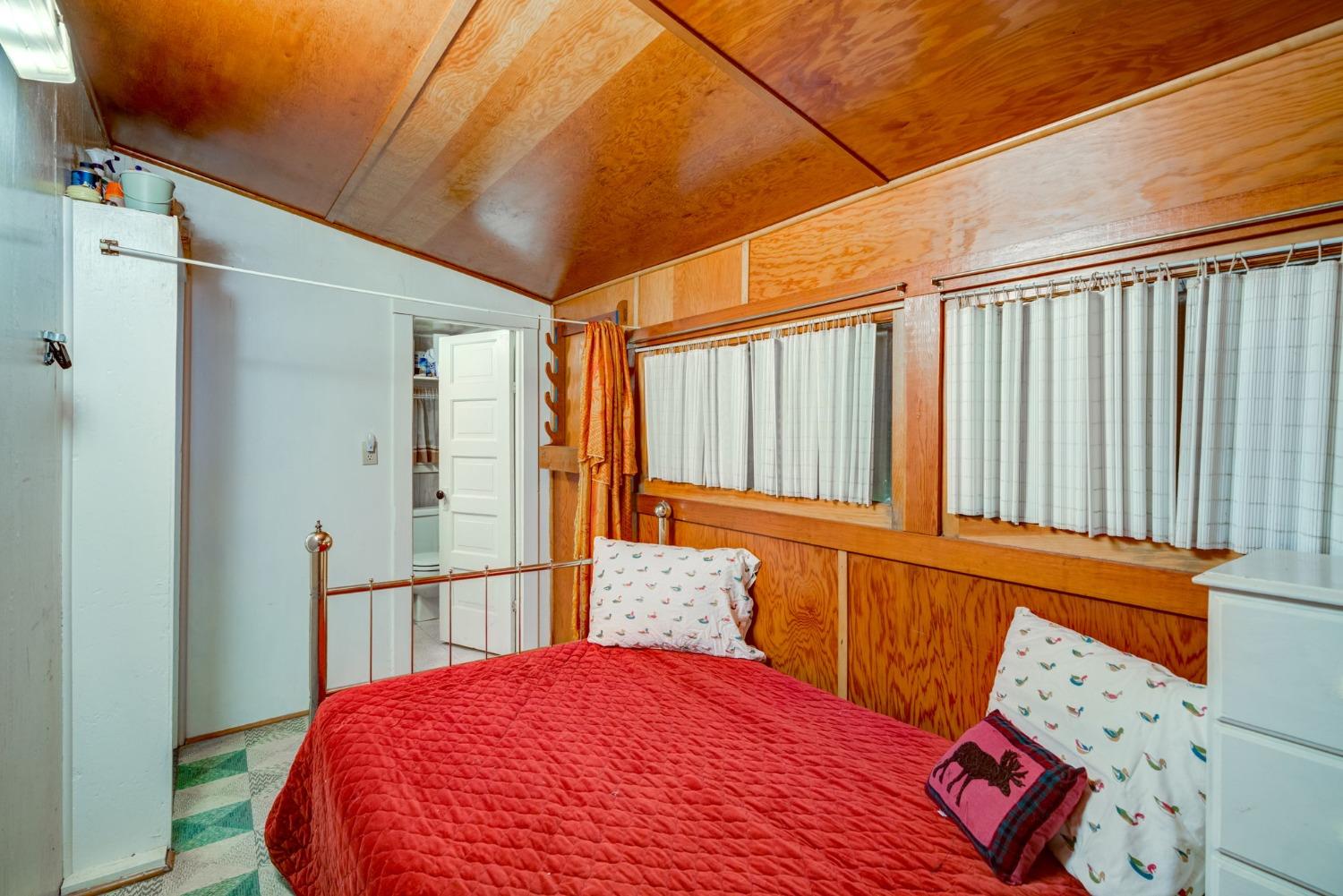 50062 Poplar Road Oakhurst, CA 93644 - Photo 25 of 38 a bedroom with a bed and a window