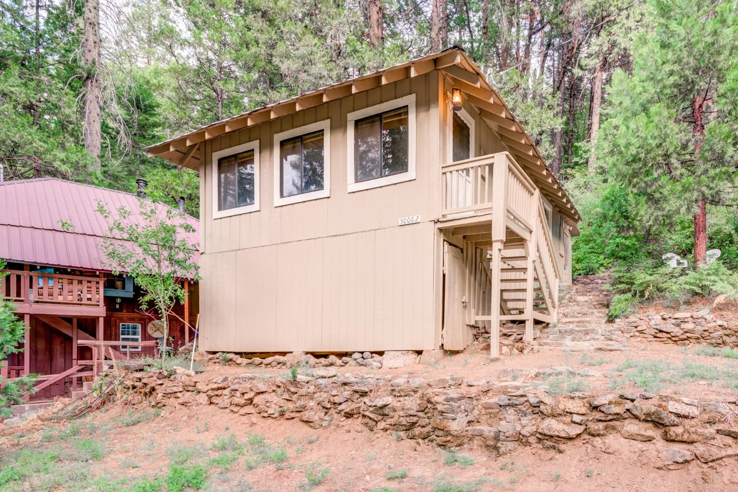 50062 Poplar Road Oakhurst, CA 93644 - Photo 4 of 38 a view of a house with a yard
