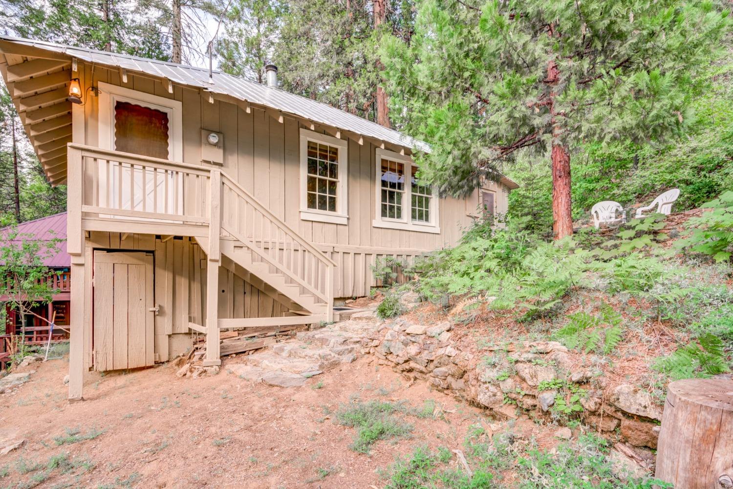 50062 Poplar Road Oakhurst, CA 93644 - Photo 5 of 38 a view of a house with a yard