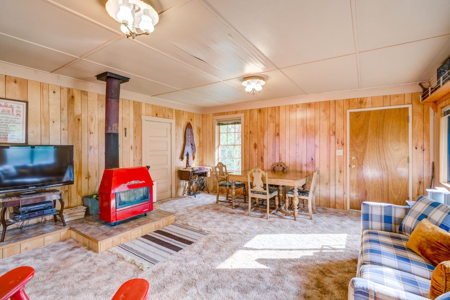 50062 Poplar Road Oakhurst, CA 93644 - Photo 7 of 38 a living room with furniture and a flat screen tv