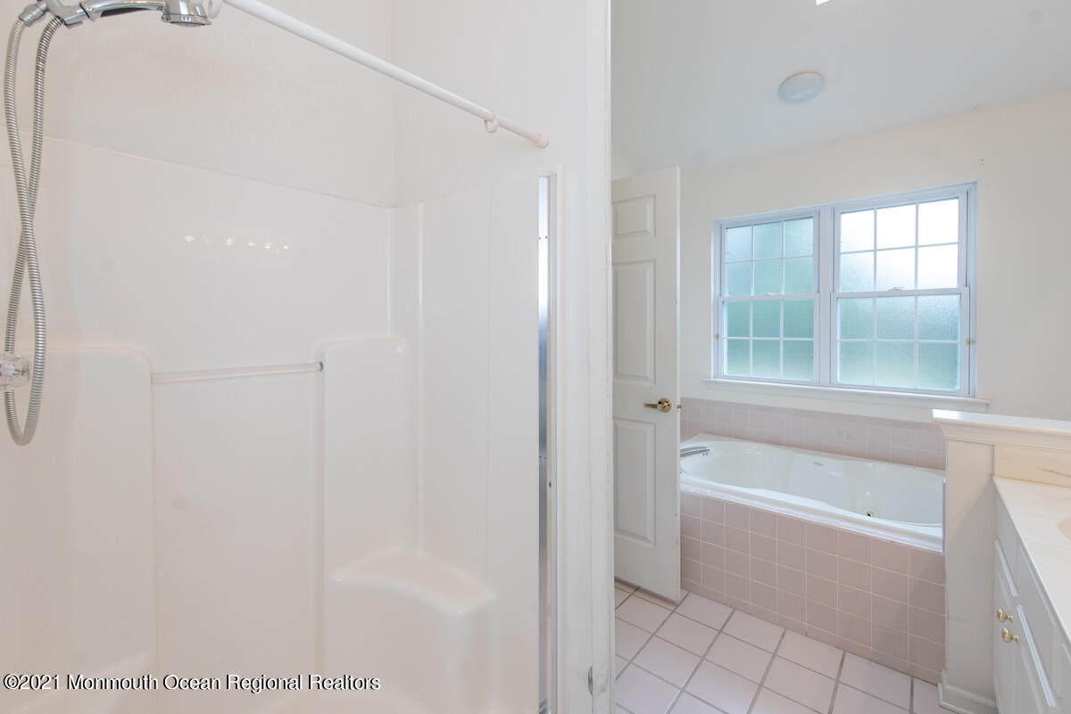 5 Dexter Lane Jackson, NJ 08527 - Photo 26 of 55 a bathroom with a bathtub