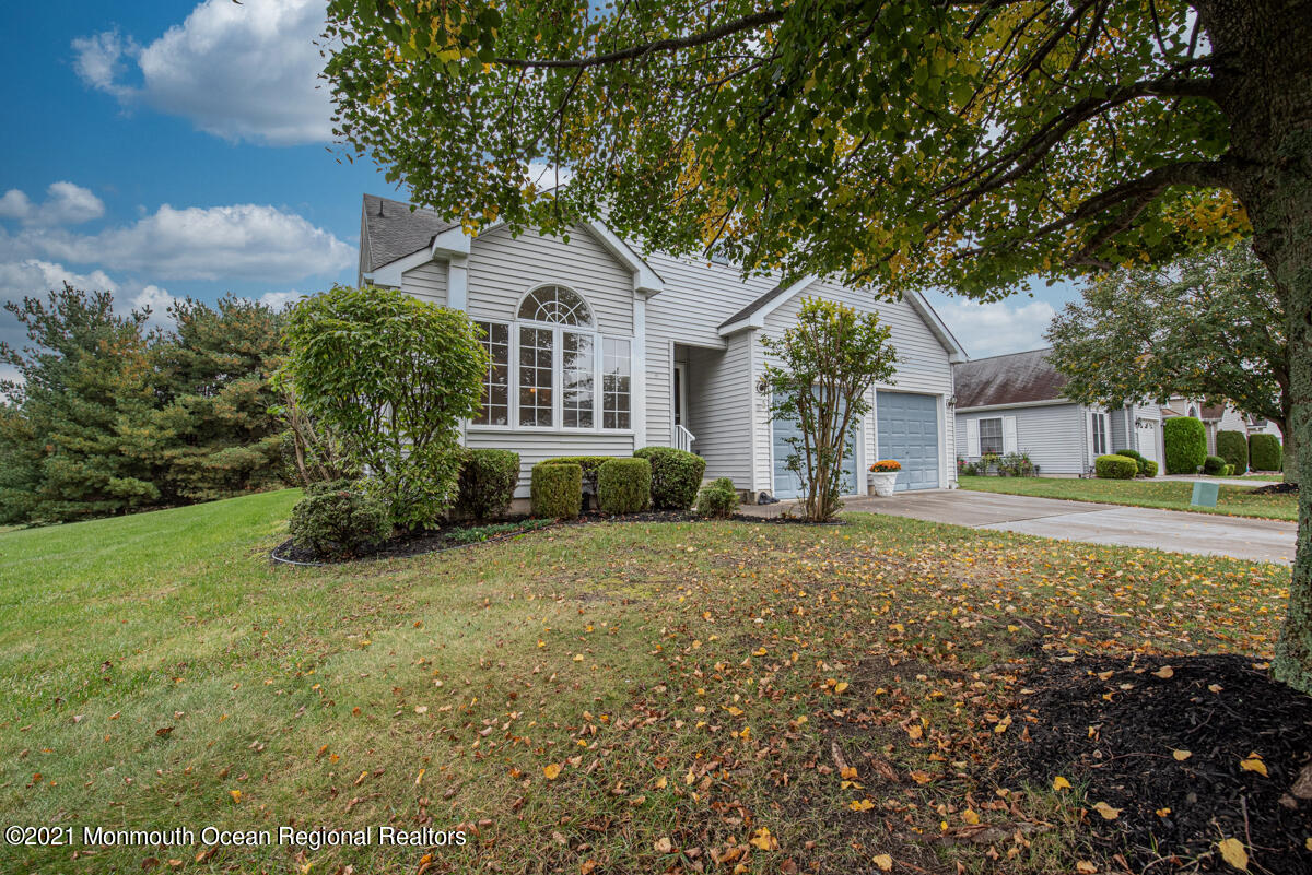 5 Dexter Lane Jackson, NJ 08527 - Photo 4 of 55 a front view of a house with garden