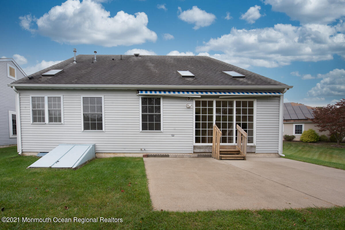 5 Dexter Lane Jackson, NJ 08527 - Photo 40 of 55 a front view of a house with a yard and garage