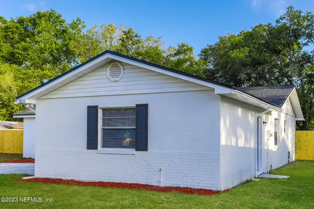 a view of front of house with a yard