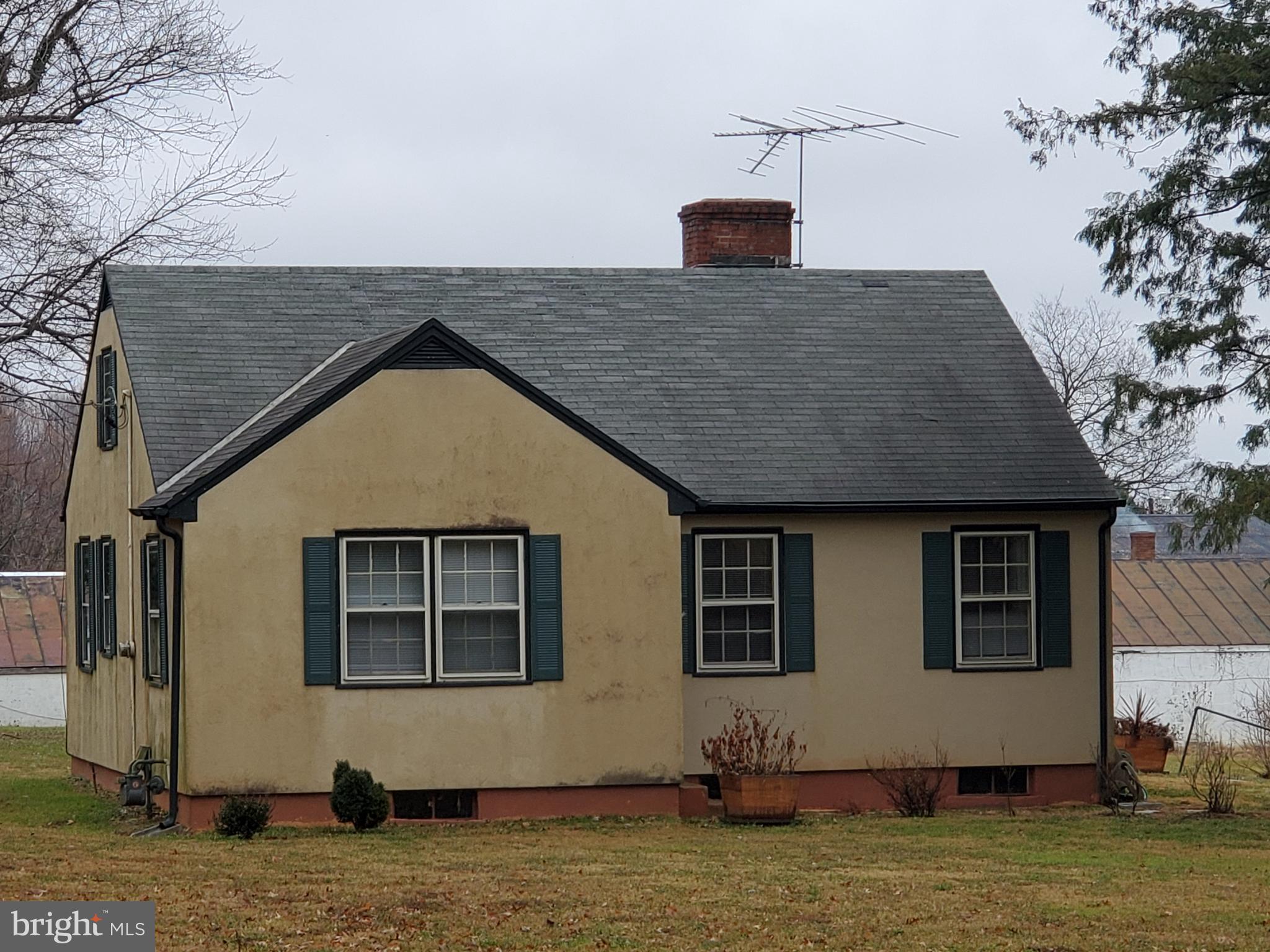 527 Old Meetze Road Warrenton, VA 20186 - Photo 2 of 10 a house that has garden in front of it
