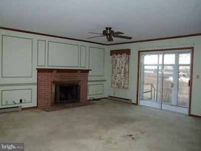 1430 Town Point Road Cambridge, MD 21613 - Photo 2 of 16 Living Room