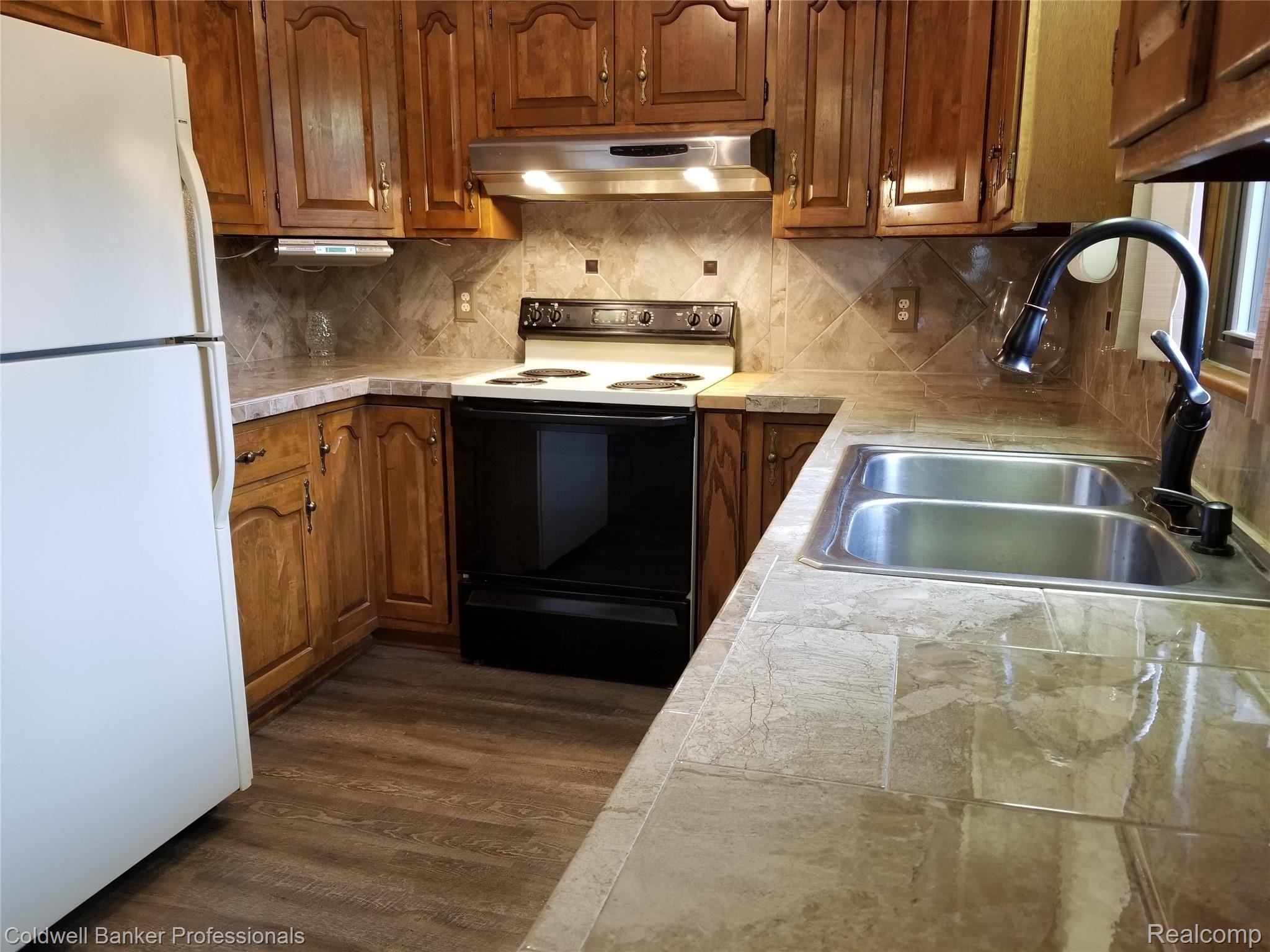 2040 Hasler Lake Road Lapeer, MI 48446 - Photo 20 of 38 Kitchen