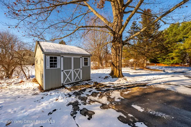 a view of back yard of the house