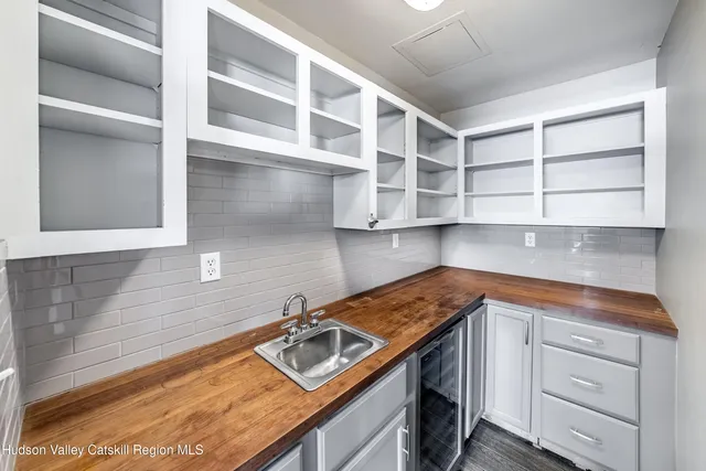 a view of empty room with wooden floor and ceiling fan