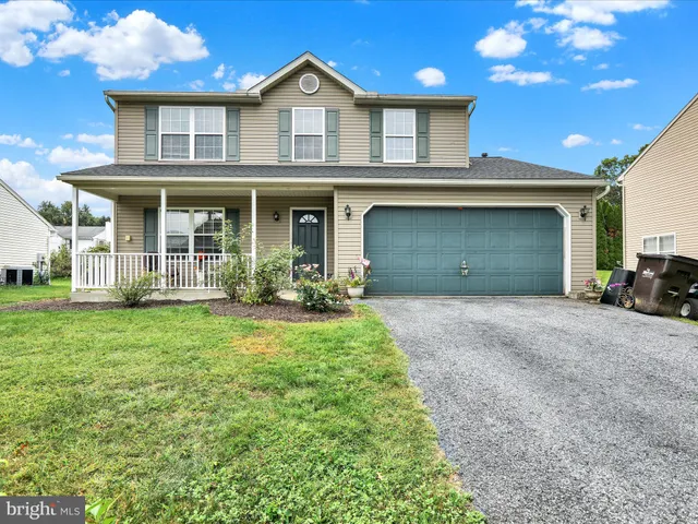 a view of a yard in front of house