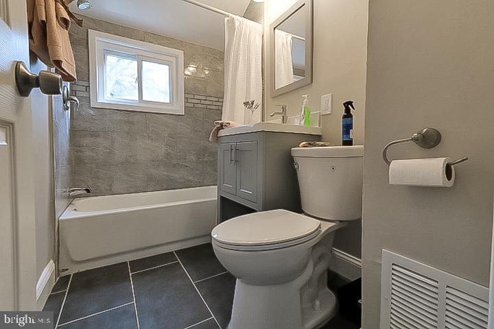 5097 Sheriff Road Northeast Washington, DC 20019 - Photo 14 of 34 First Bathroom