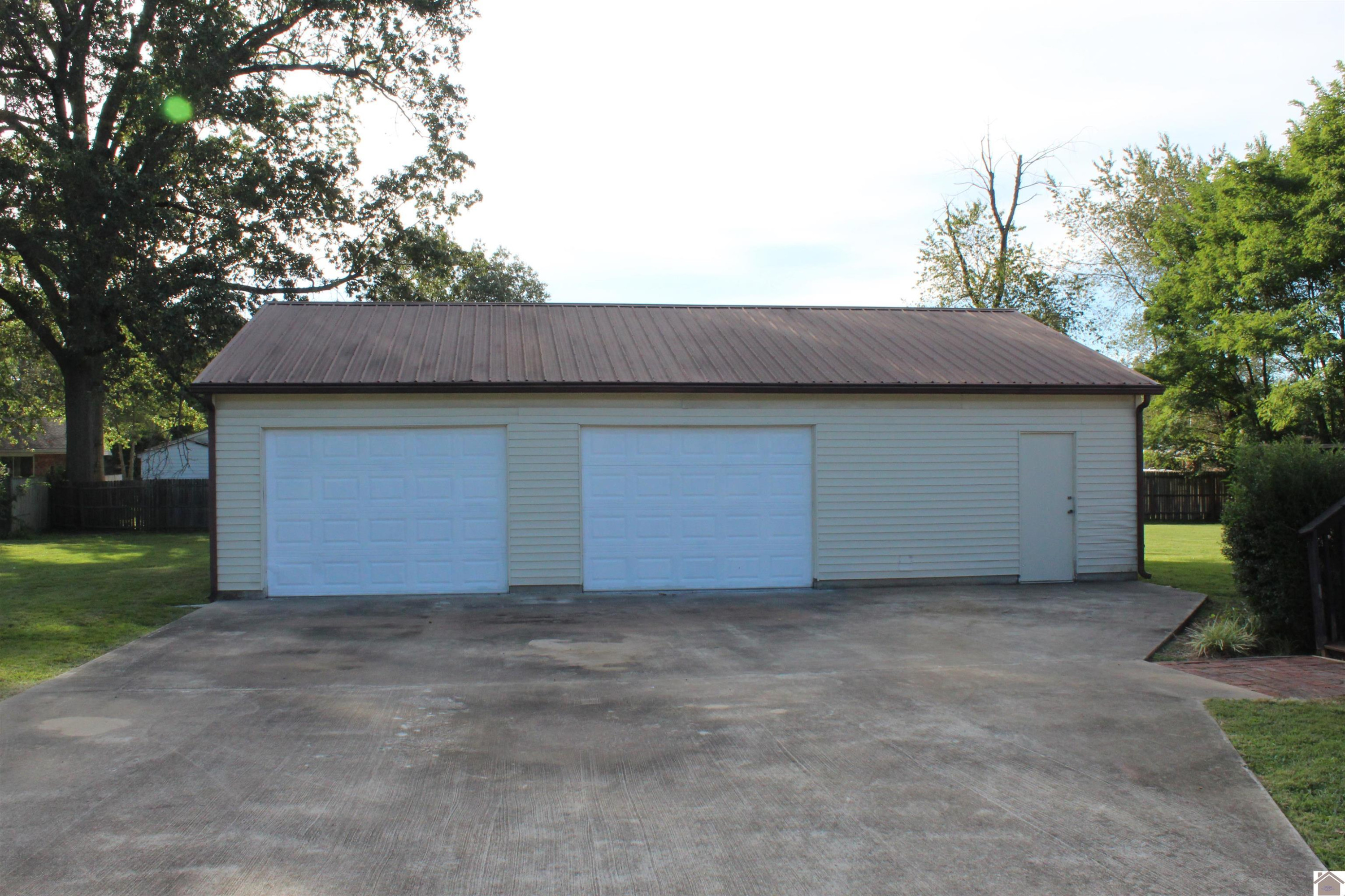 2915 Mayfield Road Paducah, KY 42003 - Photo 8 of 39 Garage