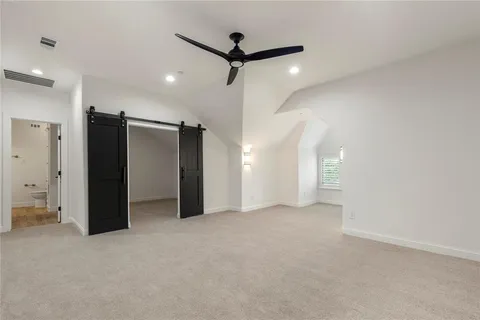 a view of a livingroom with a ceiling fan