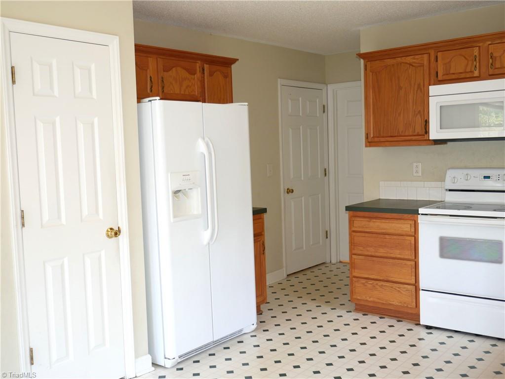 5235 Springhouse Farm Road Winston-Salem, NC 27107 - Photo 8 of 28 Kitchen