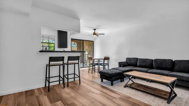 $287,000 | 5300 East Waverly Drive, Unit J14, Palm Springs, CA 92264