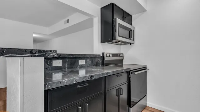 $287,000 | 5300 East Waverly Drive, Unit J14, Palm Springs, CA 92264