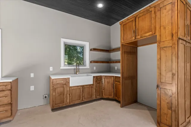 a view of a yard with a tree