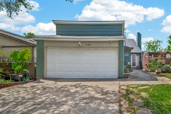 $2,100 | 11331 Oakcenter Drive, Houston, TX 77072